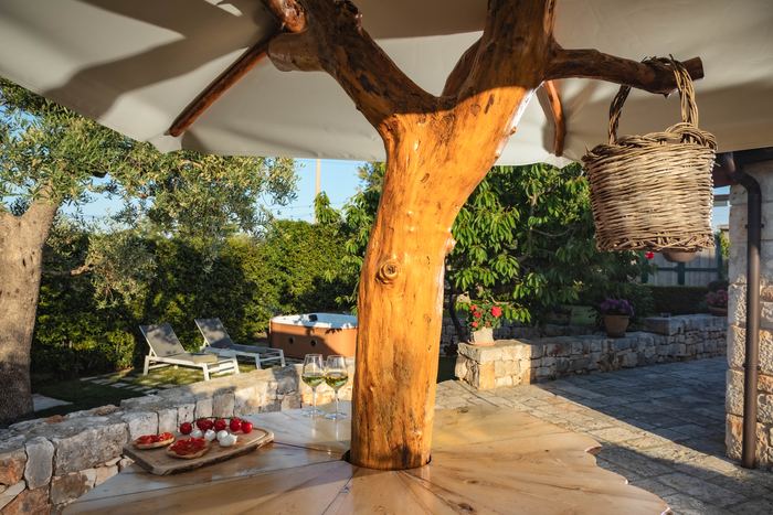 Aperitivo sotto l’ombrellone, con vista sulla jacuzzi