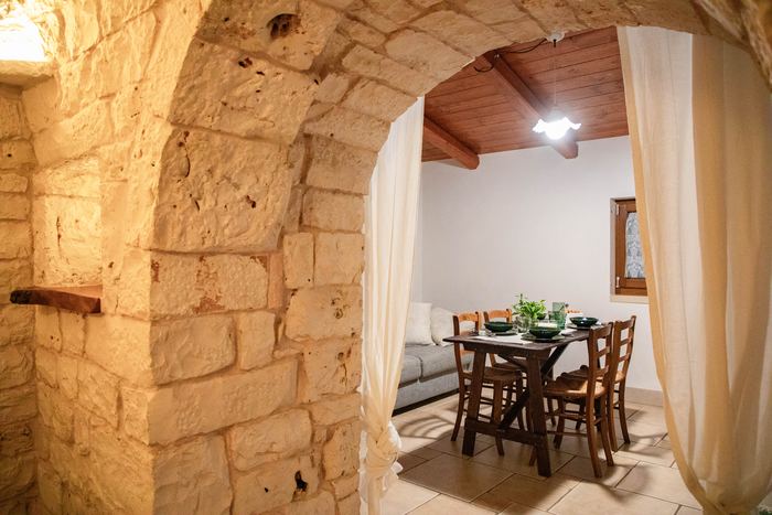 L’arco in pietra che porta alla saletta con il tavolo da pranzo