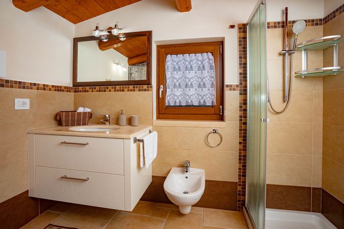 Il bagno con lavabo, bidet e doccia