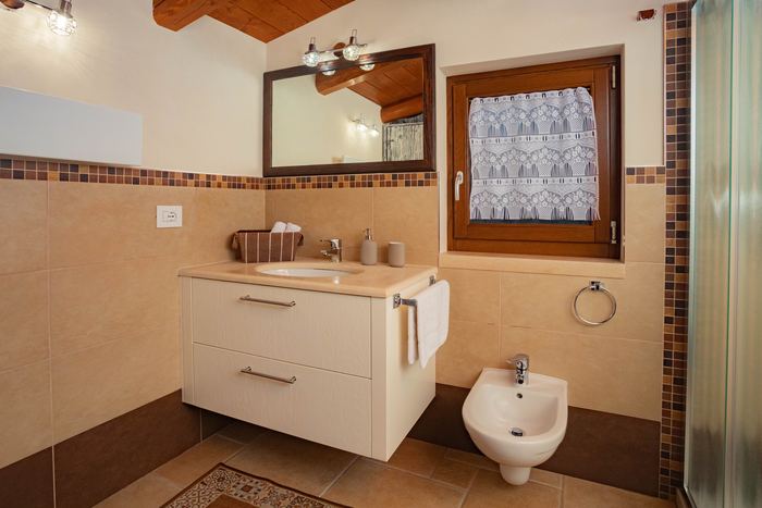 Il bagno con lavabo e finestra