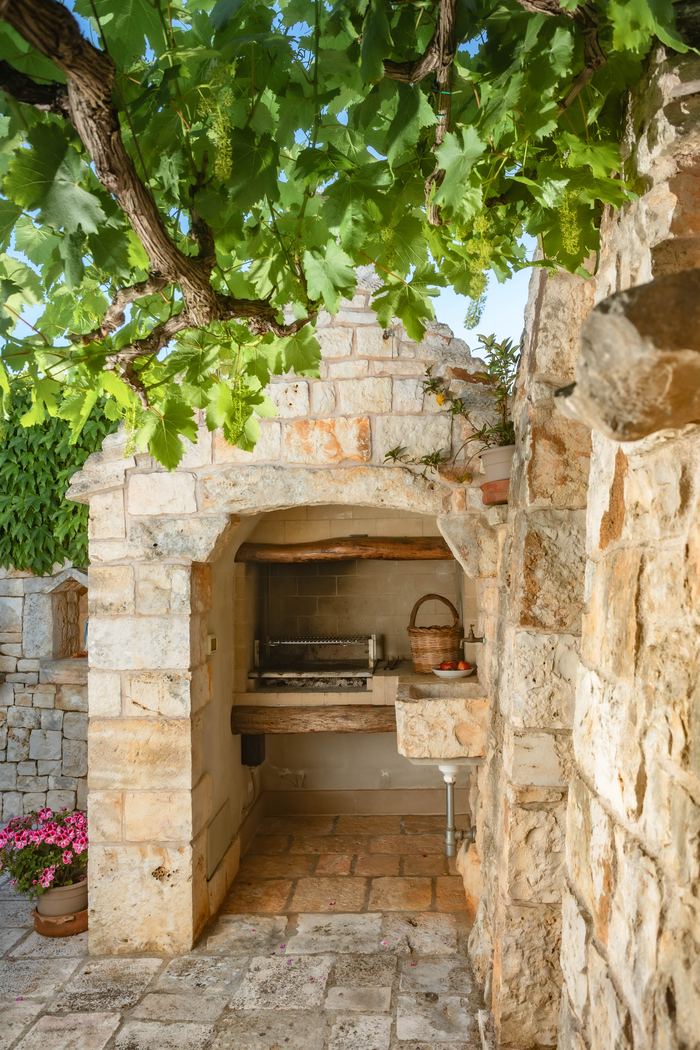Il barbecue in muratura sotto la vite