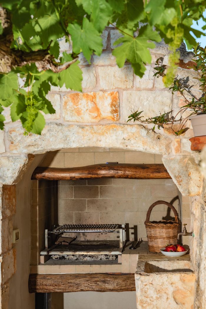 Il barbecue in pietra con la griglia