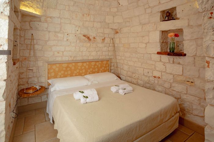 La camera da letto con le pareti in pietra e le nicchie