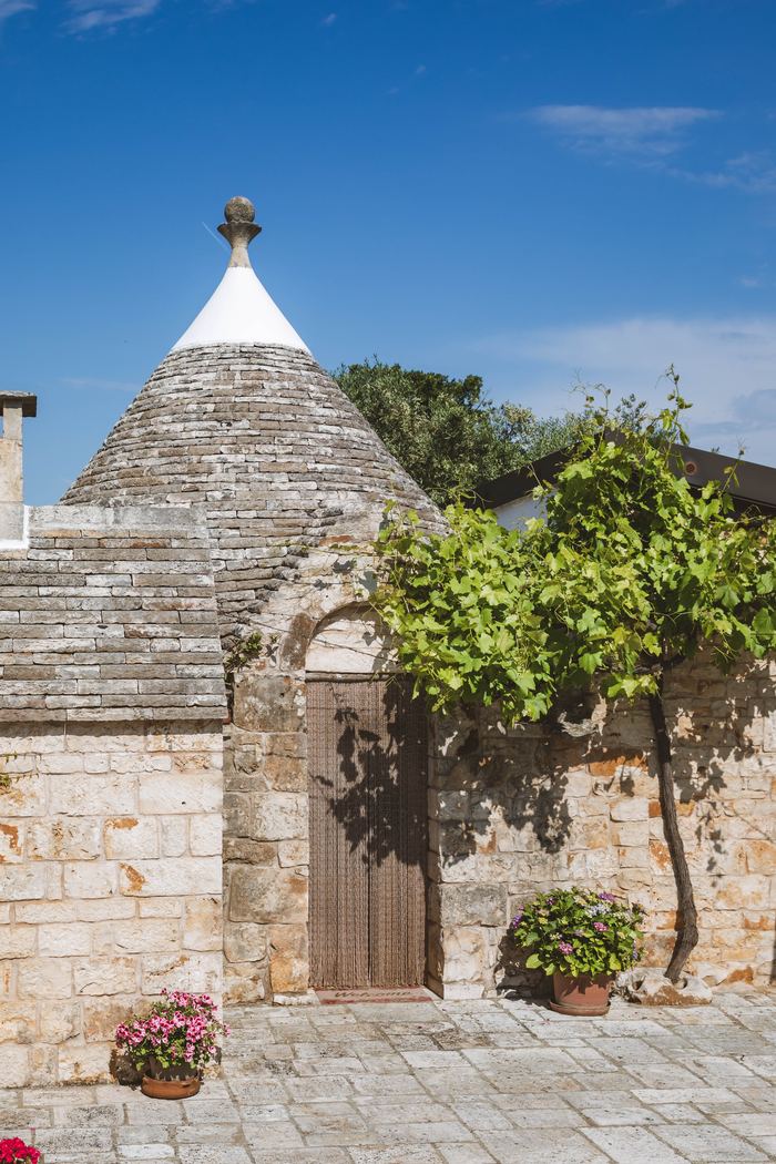 Il cono del trullo e la porta d’ingresso con la vite