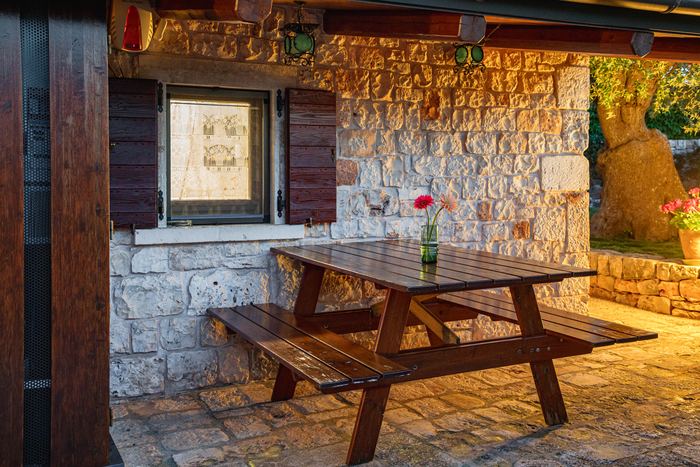 Il tavolo della veranda accanto alla finestra del trullo